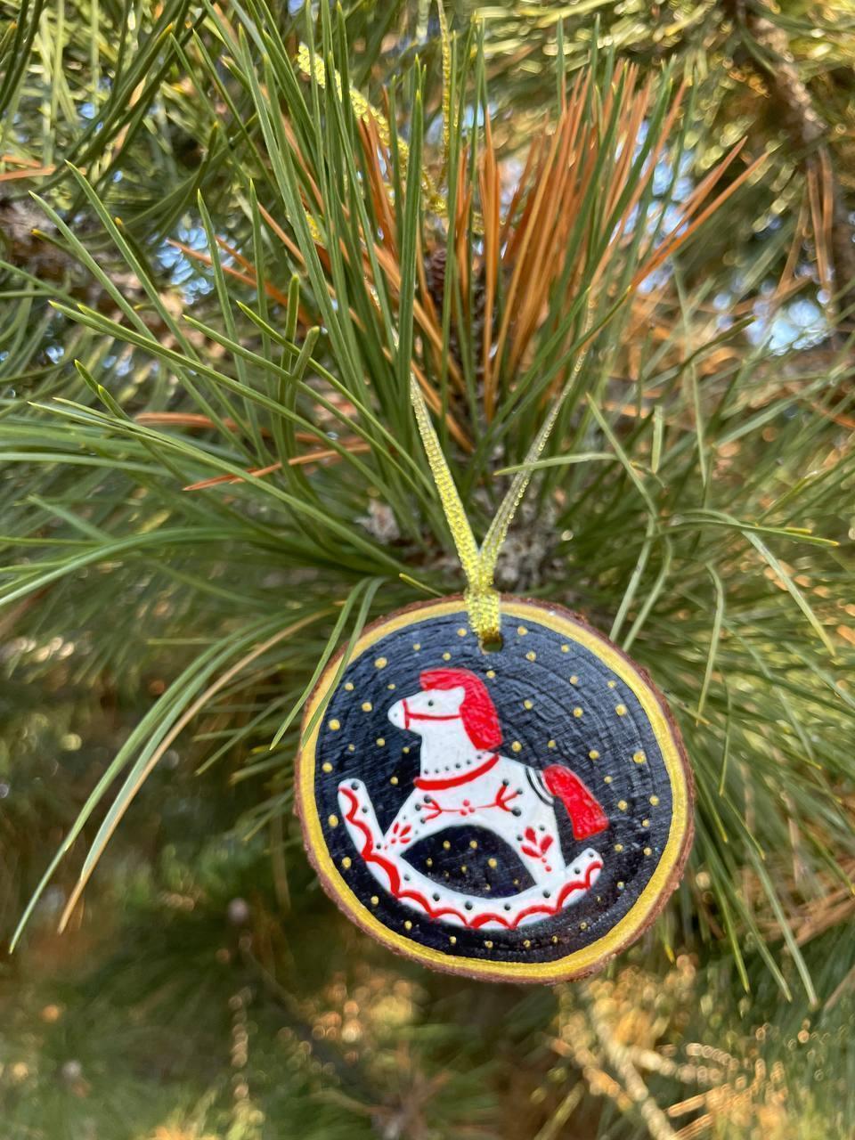 Red and White Horse - Hand-Painted Wood Slice Ornament (Ø 6 cm) - My Moonbird