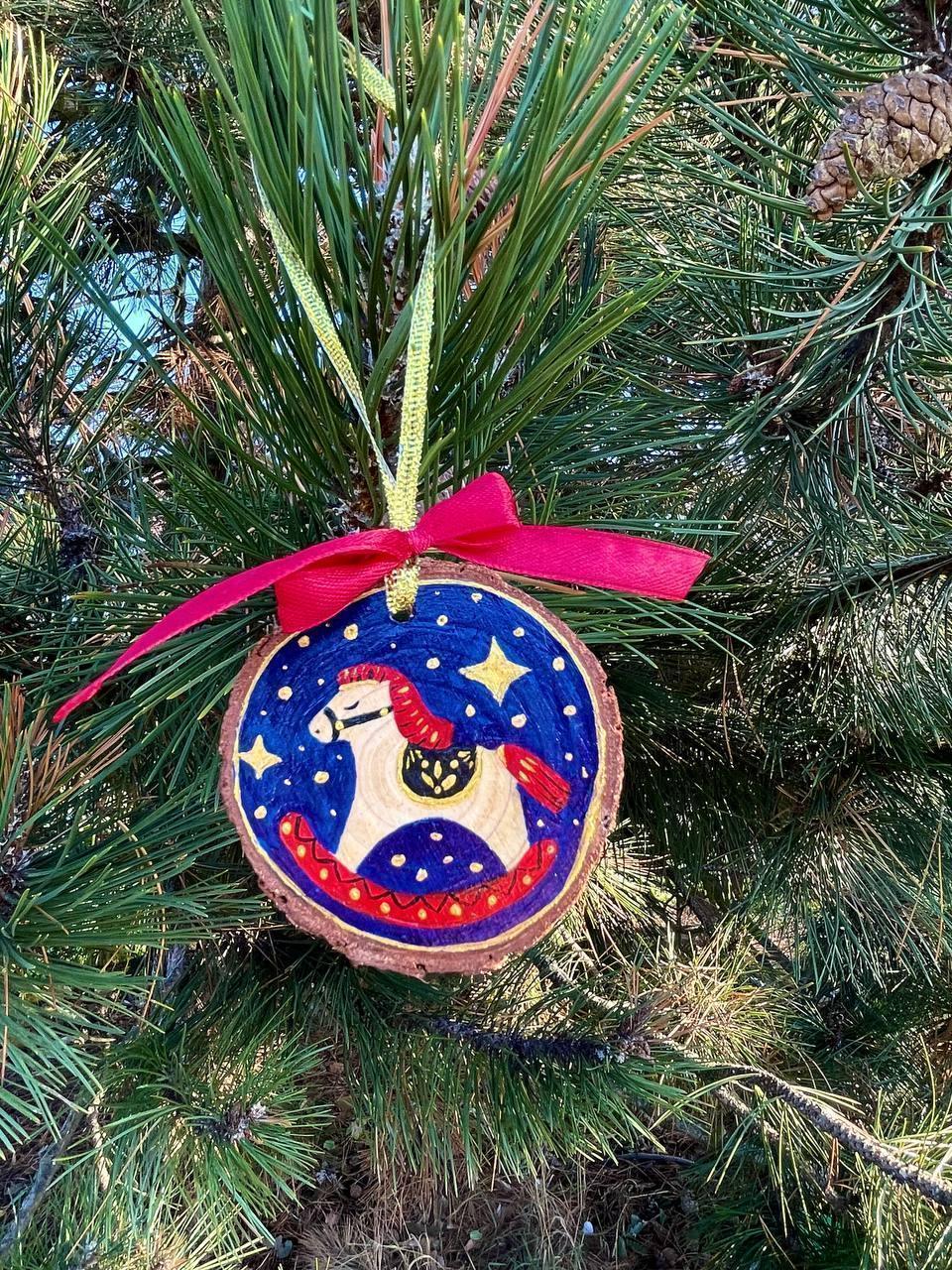 Horse in the starry sky - Hand-Painted Wood Slice Ornament (Ø 6 cm) - My Moonbird