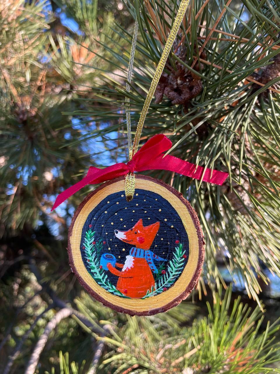Fox with a cup of Coffee - Hand-Painted Wood Slice Ornament (Ø 6 cm) - My Moonbird