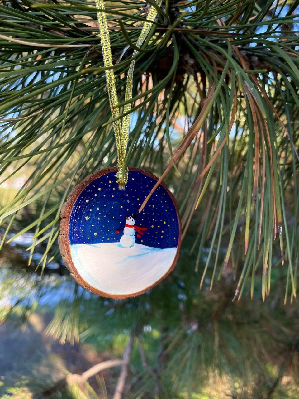 Snowman under the stars - Hand-Painted Wood Slice Ornament (Ø 6 cm) - My Moonbird