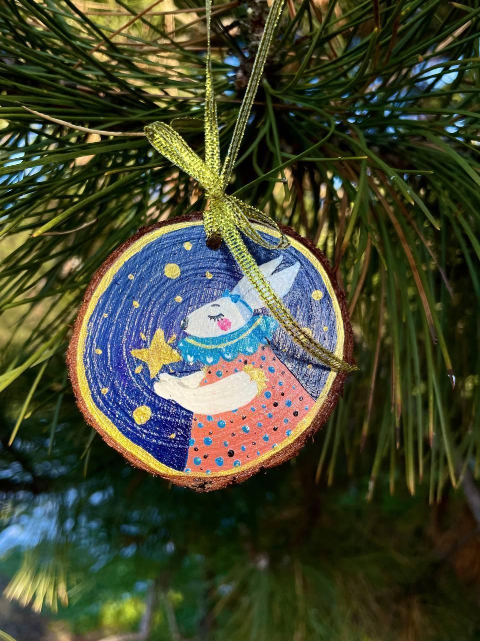 Rabbit with the star - Hand-Painted Wood Slice Ornament (Ø 6 cm) - My Moonbird