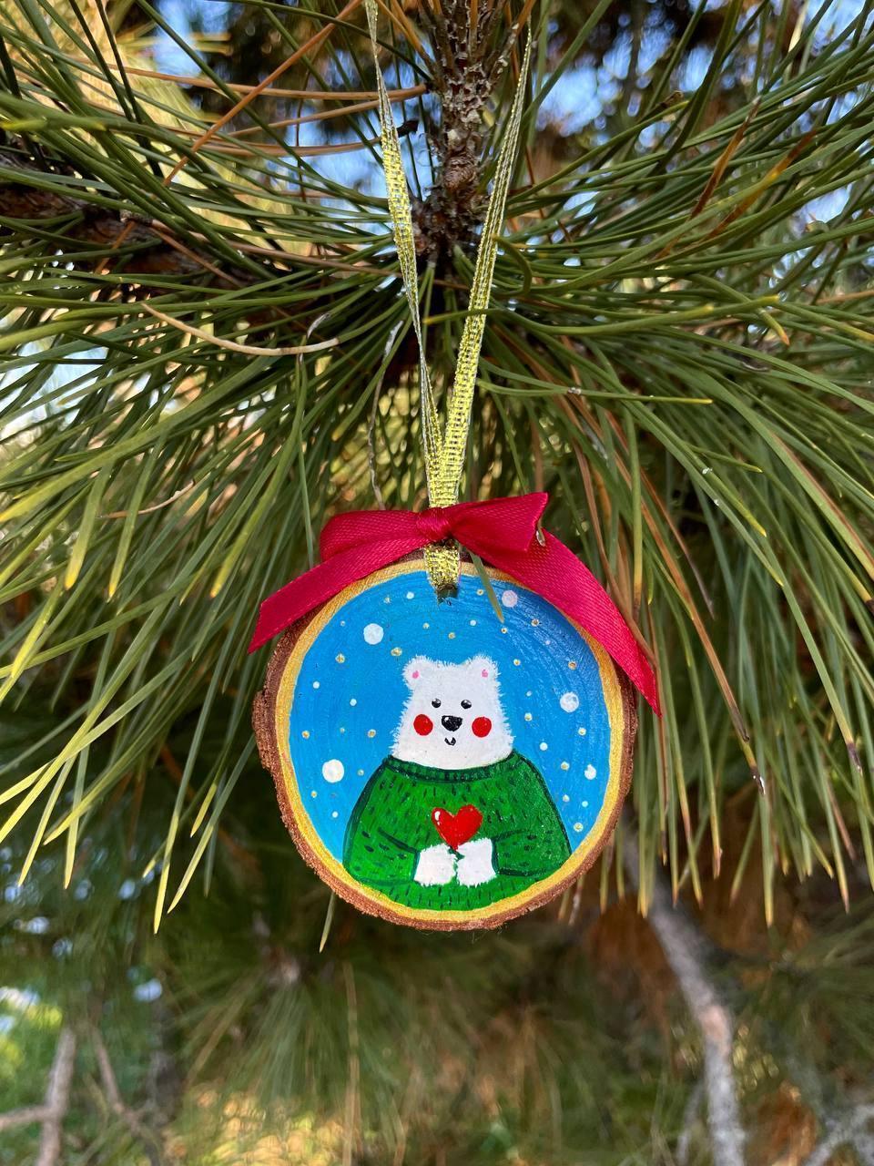 Polar bear with a heart - Hand-Painted Wood Slice Ornament (Ø 6 cm) - My Moonbird