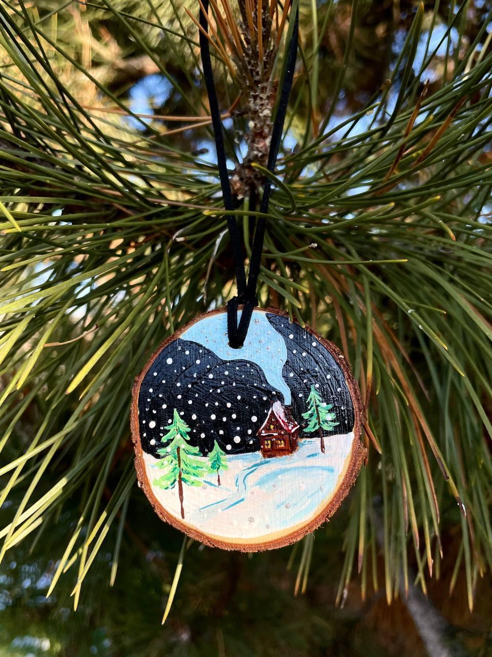 House in the Winter Night — Hand-Painted Wood Slice Ornament (Ø 6 cm) - My Moonbird
