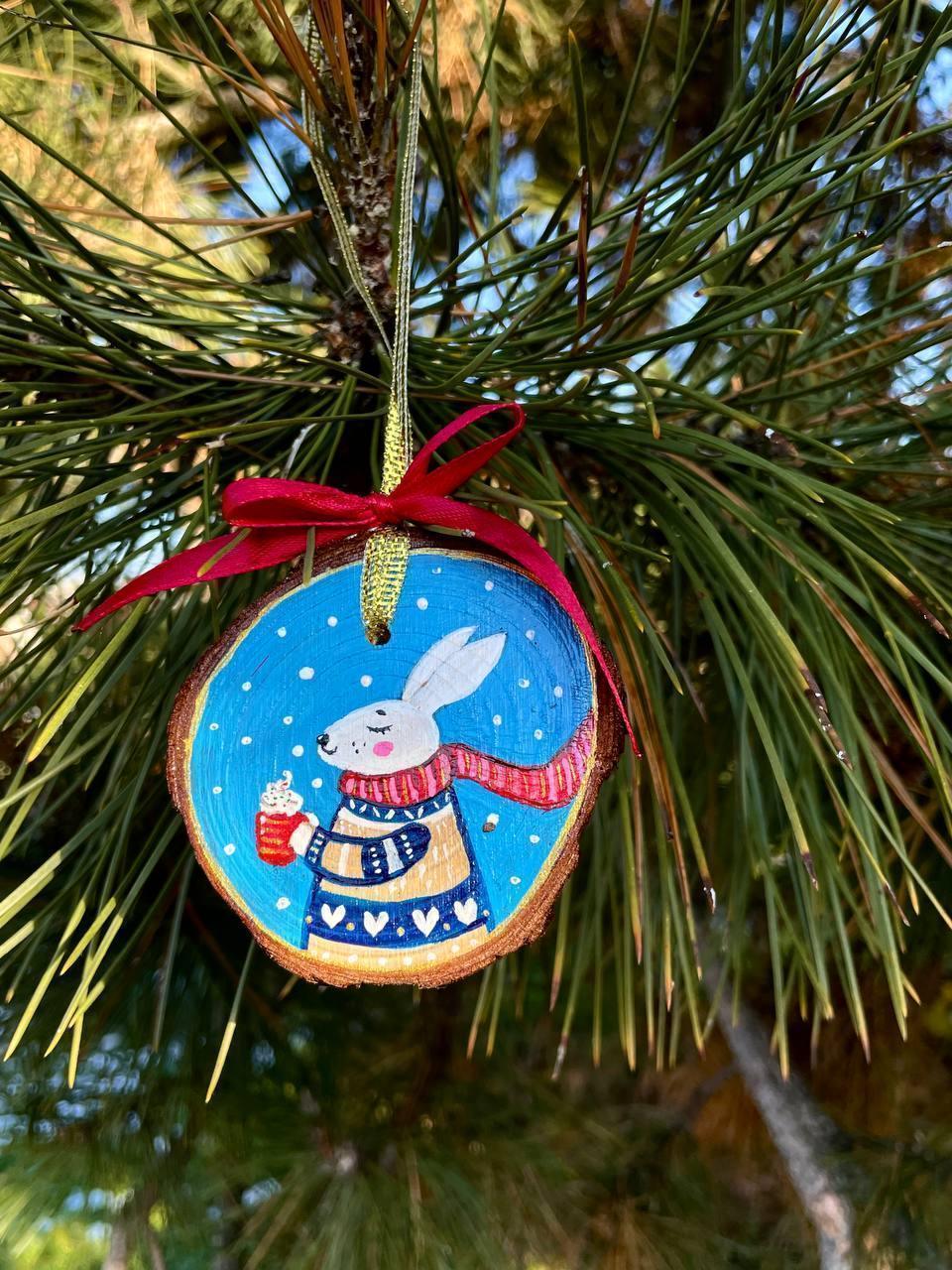 Rabbit with cocoa — Hand-Painted Wood Slice Ornament (Ø 6 cm) - My Moonbird