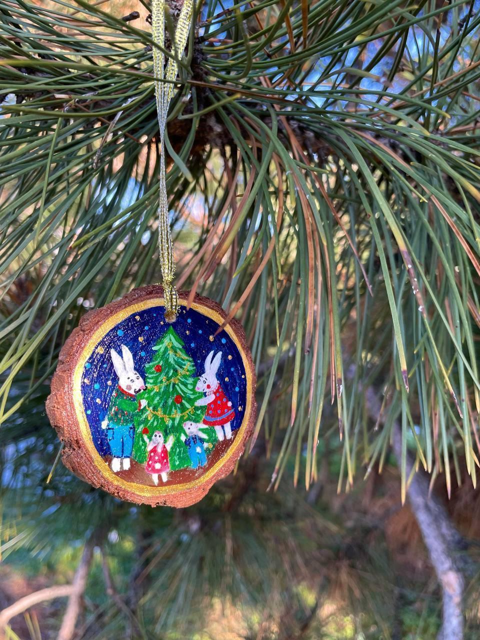 Rabbit Family Around the Christmas Tree - Hand-Painted Wood Slice Ornament (Ø 6 cm) - My Moonbird