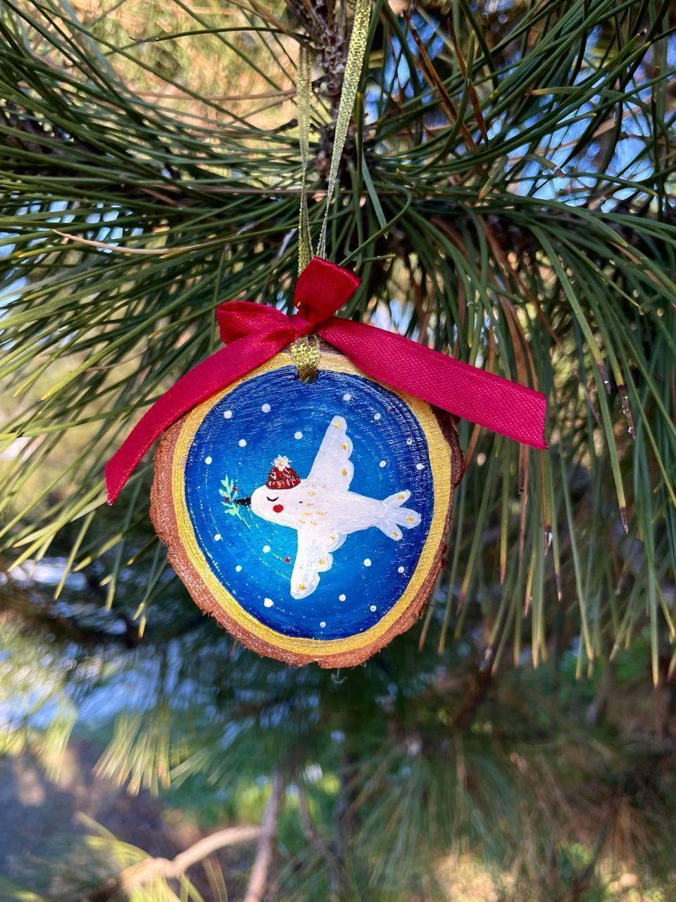 Christmas Bird - Hand-Painted Wood Slice Ornament (Ø 6 cm) - My Moonbird