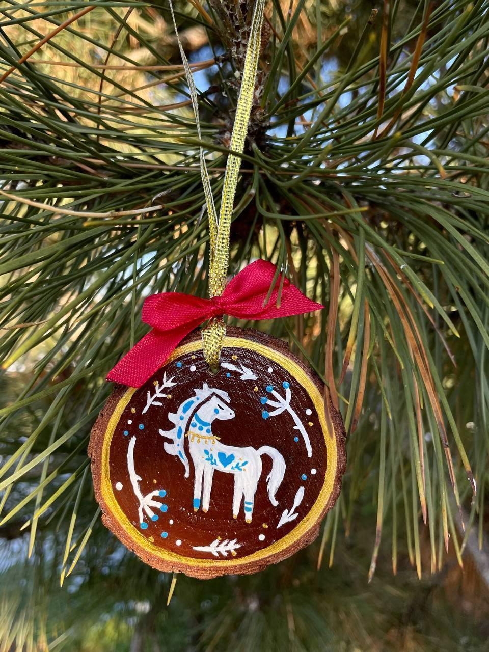 White Horse - Hand-Painted Wood Slice Ornament (Ø 6 cm) - My Moonbird
