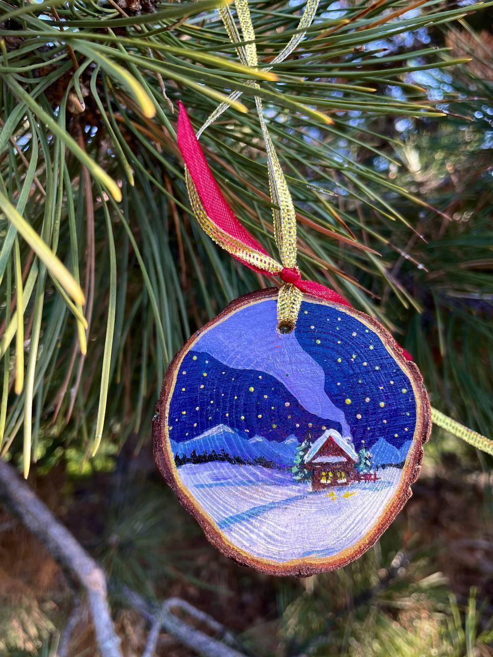 Winter Cabin - Hand-Painted Wood Slice Ornament (Ø 6 cm) - My Moonbird